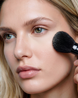 Loose, transparent finishing powder with a silky finish Nutridome